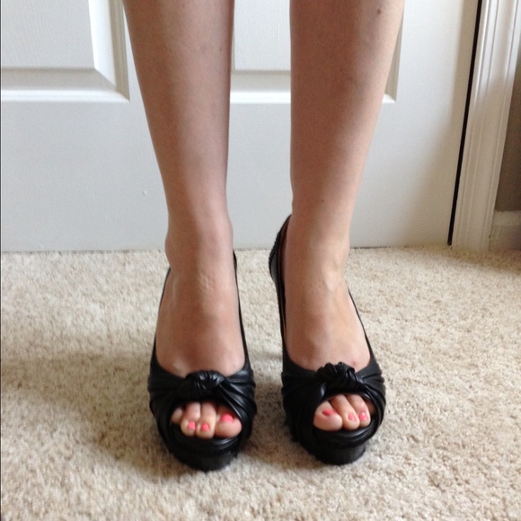 🎀Gianni Bini Platform Peep Toe Pumps!🎀 - Picture 2 of 4